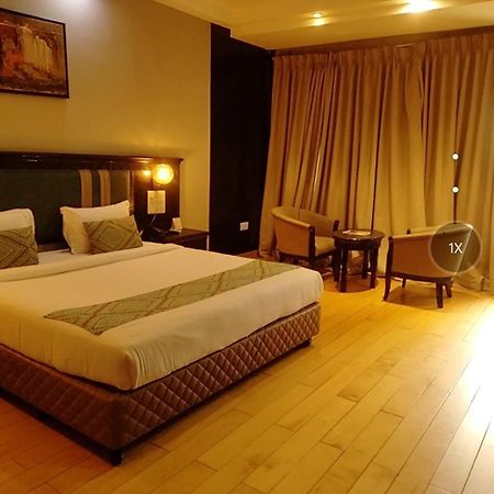 Hotel The Patricians บิลาสปูร์ ภายนอก รูปภาพ