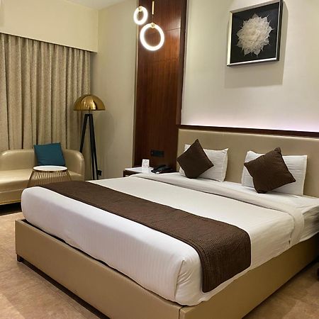 Hotel The Patricians บิลาสปูร์ ภายนอก รูปภาพ