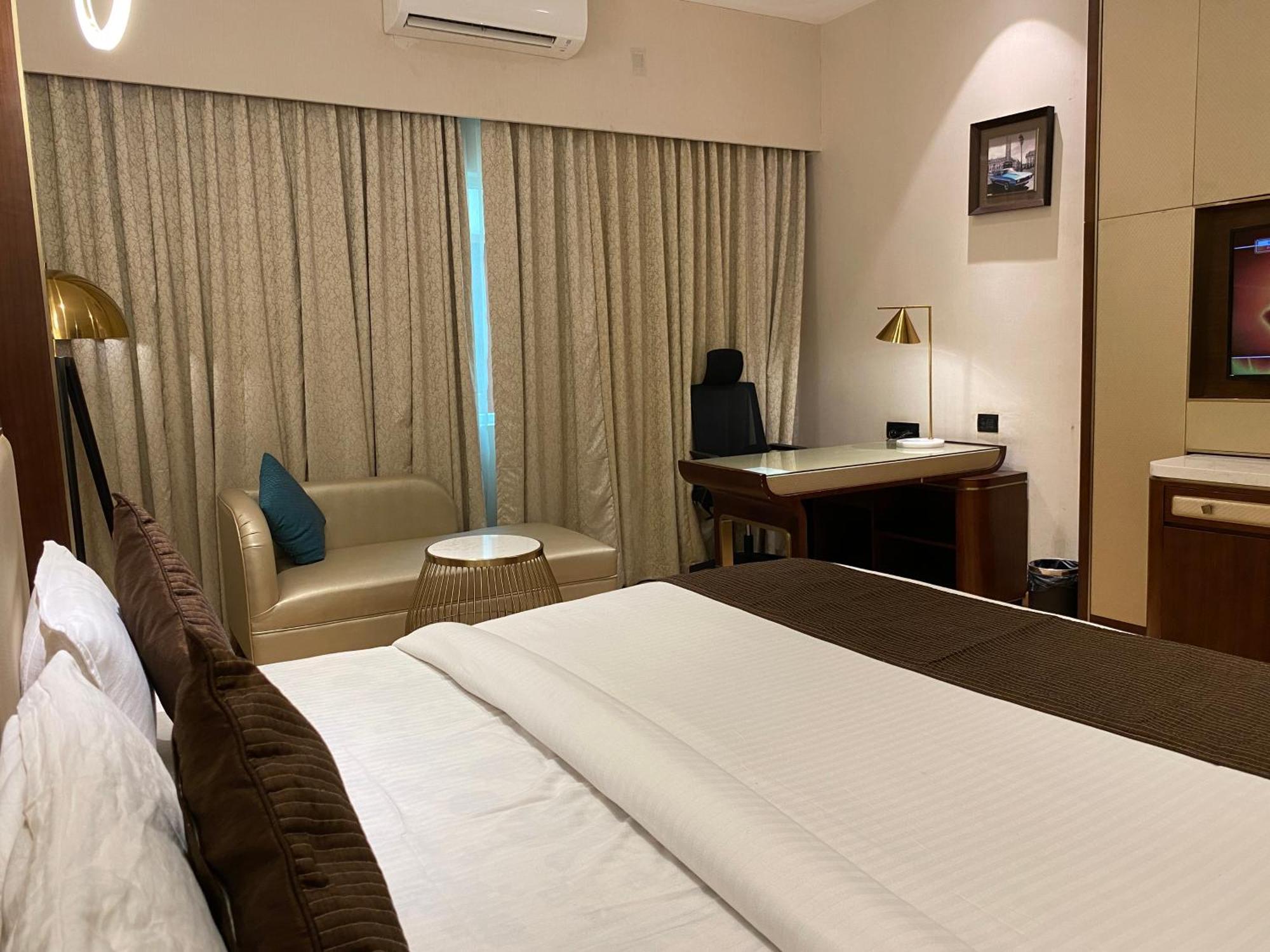 Hotel The Patricians บิลาสปูร์ ภายนอก รูปภาพ
