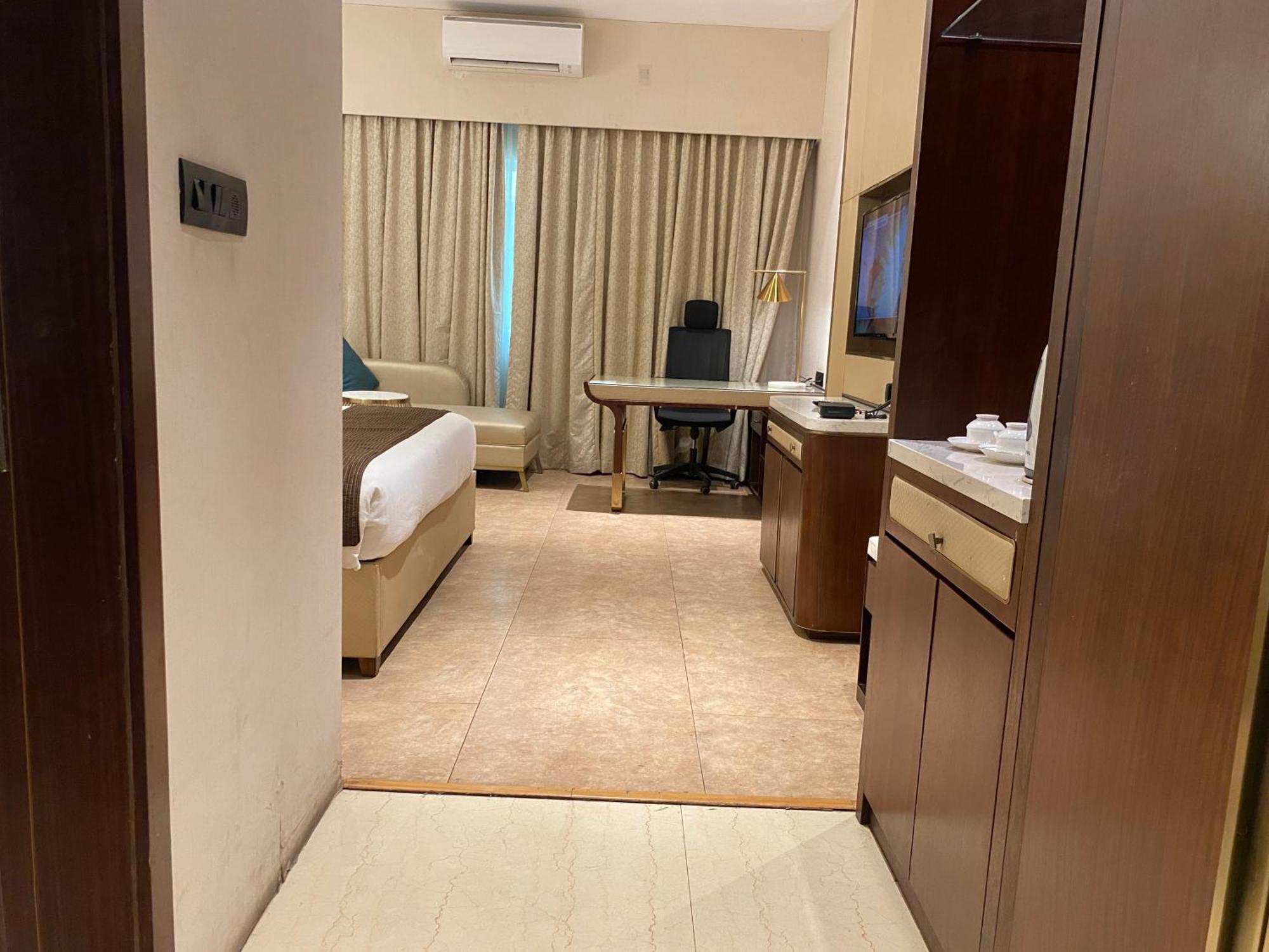 Hotel The Patricians บิลาสปูร์ ภายนอก รูปภาพ